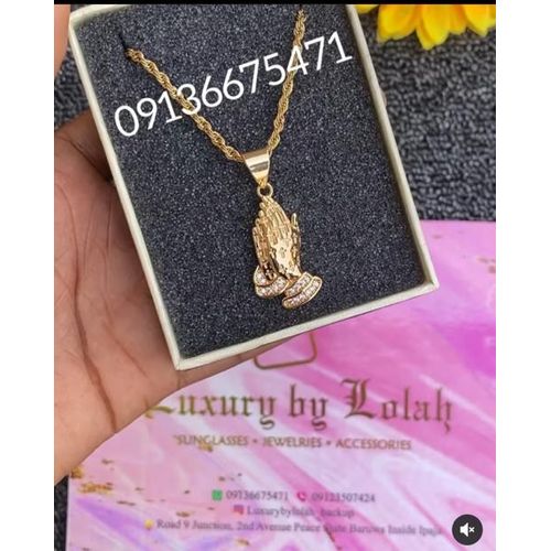 Ur Chain With Hand Pendant Gold