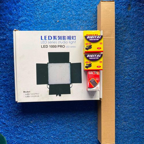 PRO LED 1000 LED LIGHT KIT WITH 2 Big Batteries,Charger and tripod stand