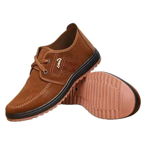 Light brown men’s casual shoes with durable, slip-resistant soles and extremely thick rubber soles for work.