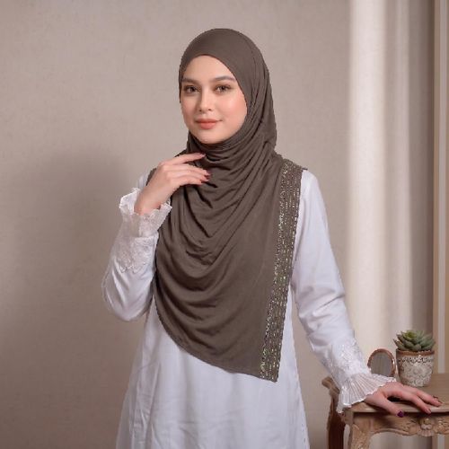 1pc M'Ezorivana Graphite-colored Muslim women's headscarf, an integrated hat and scarf design, luxurious and sparkling with gemstone inlay, made of comfortable polyester fabric