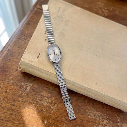 Vintage Golden-Tone Women's Quartz Watch - Chic Oval Stainless Steel Bracelet, Analog Dial, Daily Wear