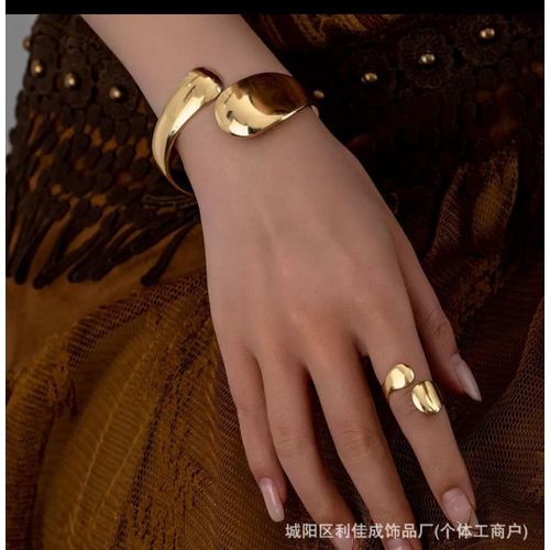 Ladies sweetheart bangle with adjustable ring gold