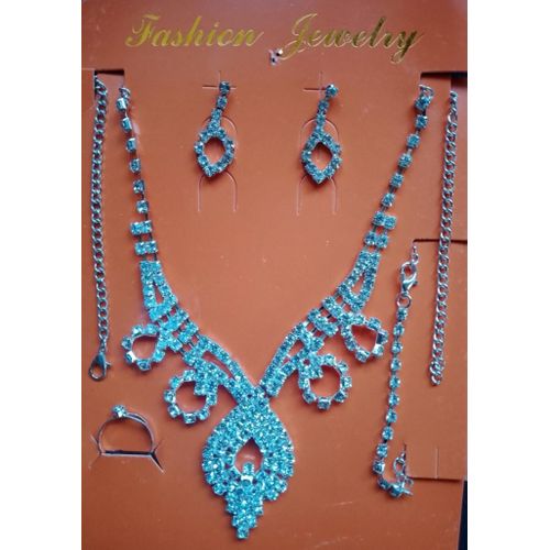 BEAUTIFUL NECKLACE WITH ACCESSORIES