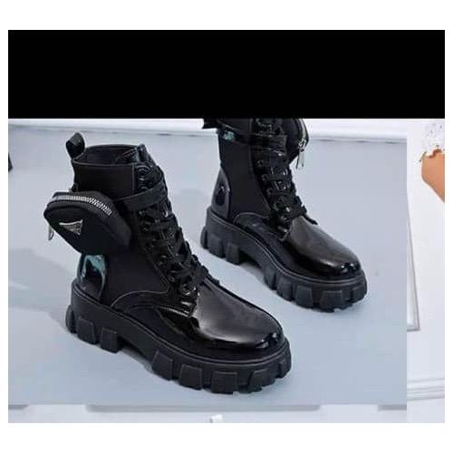 pink Unisex Sneaker very classy black