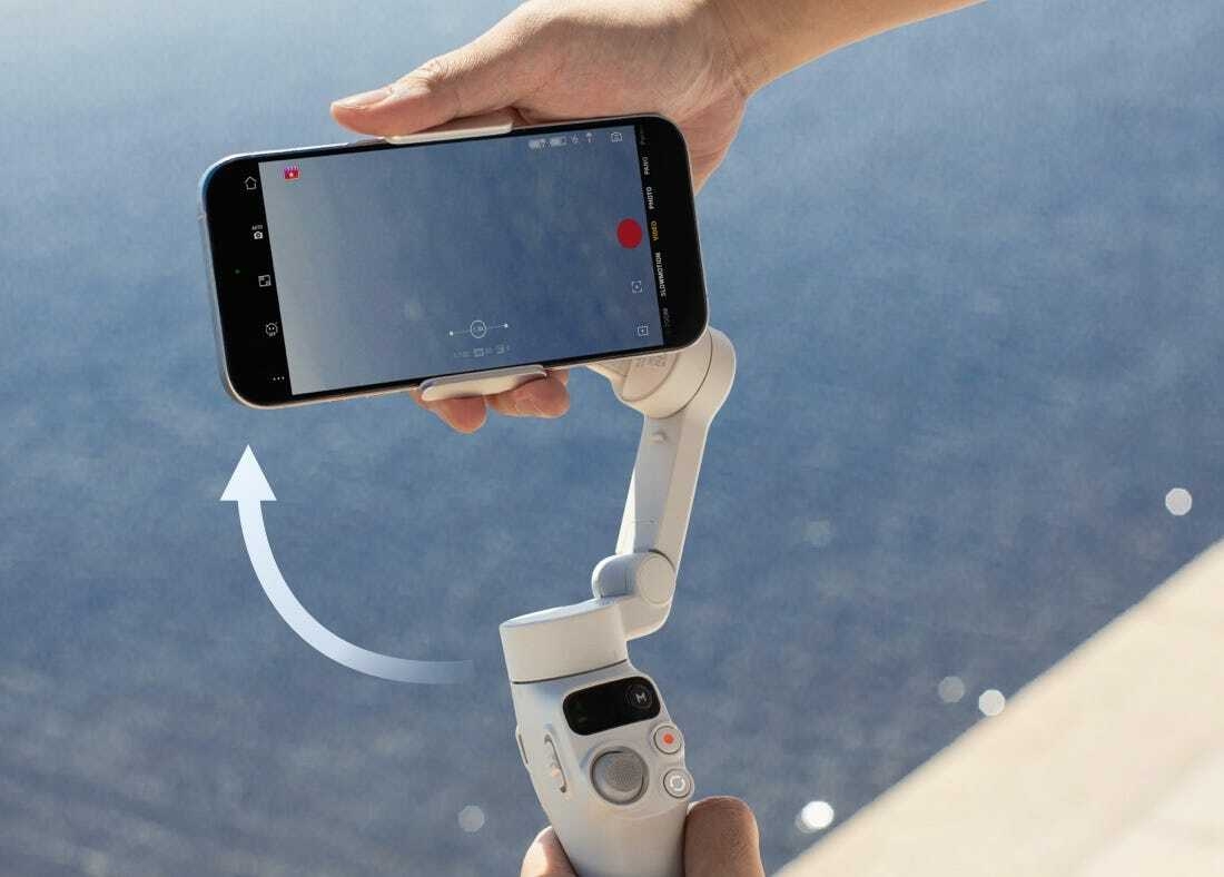 DJI Osmo Mobile 7 powers on when the head is deployed