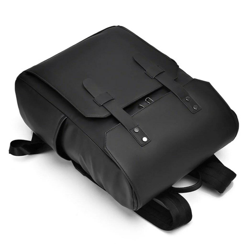 buckler backpack lay