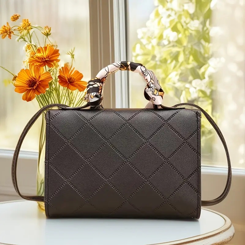 【优雅风格】时尚红色绗缝钻石图案斜背包，搭配围巾点缀 - 防污合成皮革，可互换肩带，金色扣环 - 非常适合休闲、工作或聚会外出，休闲斜挎包-优雅手提包 - 合成皮革包、钱包斜背包 详情 1