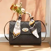 【优雅风格】时尚红色绗缝钻石图案斜背包，搭配围巾点缀 - 防污合成皮革，可互换肩带，金色扣环 - 非常适合休闲、工作或聚会外出，休闲斜挎包-优雅手提包 - 合成皮革包、钱包斜背包 详情 3