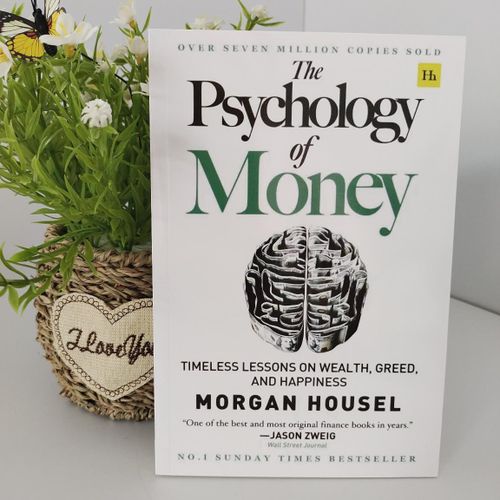 The Psychology of Money by Morgan Housel – Bestselling Personal Finance & Wealth Building Book. Timeless Lessons on Investing, Greed & Happiness. Premium Paperback Guide for Financial Freedom, Business Success & Smart Money Management.