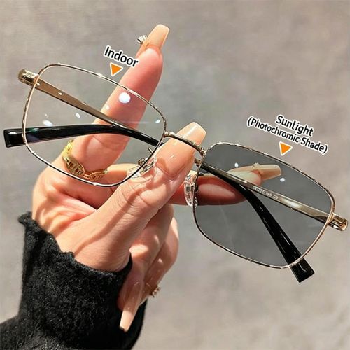 Luxurious gold-framed photochromic gray lens glasses, which prevent eye fatigue, are suitable for office work, driving, and reading. They come with a complimentary glasses case, cleaning cloth, and storage bag