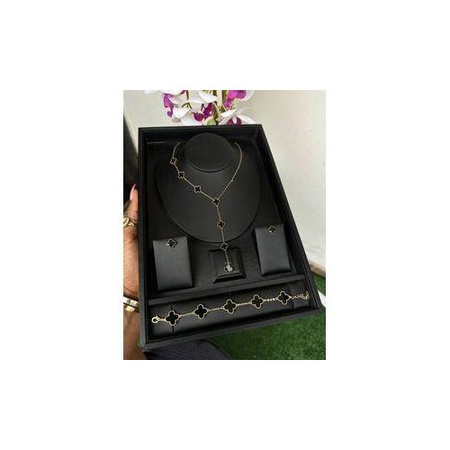 Beautiful Ladies Necklace With Pendant And Earring