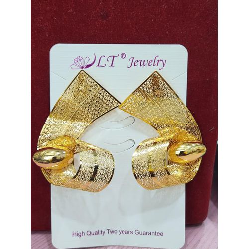 Simple women gold earring