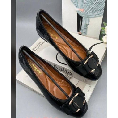 Beautiful ladies flat shoes - black