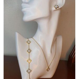 VCA Unique jewellery set for Lady
