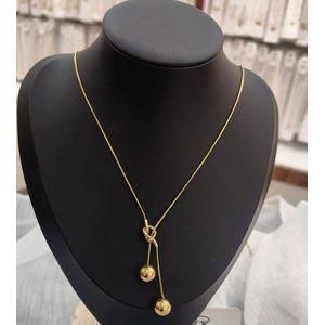 Simple ladies necklace with pendant 