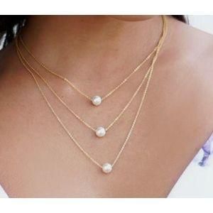 Simple ladies necklace with pendant 
