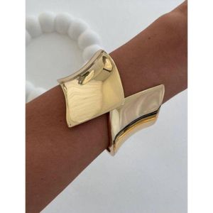 Lovely chunky bangle for ladies gold