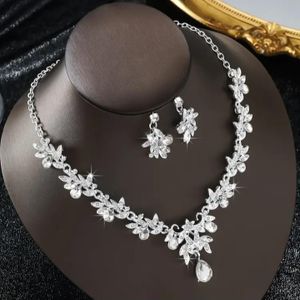 Alloy Hot Selling Jewelry in Europe And America, Women'S Fashionable Flower Earrings Necklace Combination Set