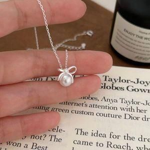 Simple ladies necklace with pendant 