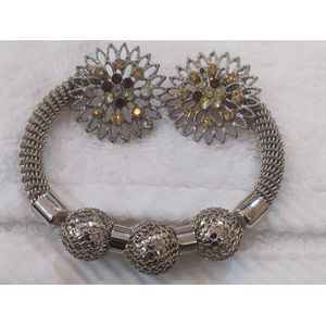 TR CHUNKY HANDCRAFTED BRACELET WITH FREE CLASSY EARRINGS 