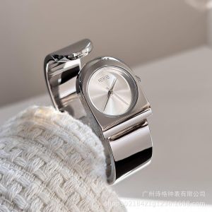 IEKE Luxury Fashion Bangle Chain Wristwatch 