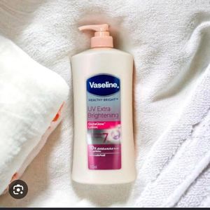 500ml bottle of Vaseline Healthy Bright UV Extra Brightening GlutaGlow Lotion with a pink pump dispenser