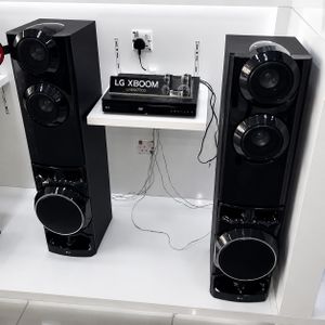 LG 1250watts 4.2ch. Home theater system Dual subwoofers DVD and CD playback, Bluetooth audio streaming & stand-by