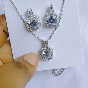 SIMPLE BEAUTIFUL NECKLACE WITH PENDANT 