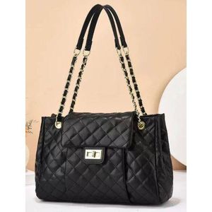Ladies Classic Hand Bag With Chain Hand