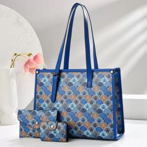 ELEGANT AND TEXTURED SHOULDER BAG