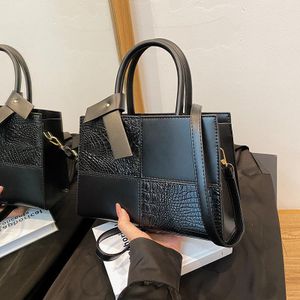 Carpet Classic Ladies Trendy Leather Handbag Black 