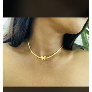 Simple ladies necklace with pendant 