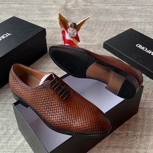 Men's elegant formal lace-up dress shoes (Oxford-style silhouette).