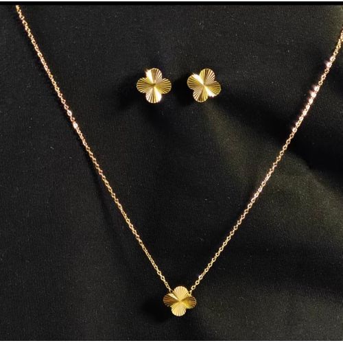 A 3pcs Stainless Steel Four-leaf Clover-shaped Necklace and Earrings Set. This Simple yet Elegant Women's Jewelry Accessory