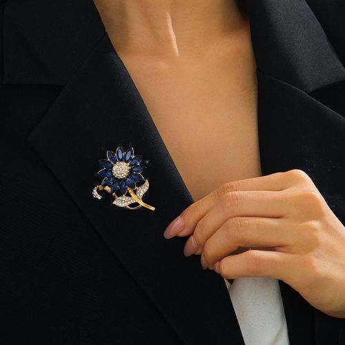 18K Gold-Plated Blue SunGlow Crystal Floral Brooch – Premium Statement Lapel Pin for Elegant Women